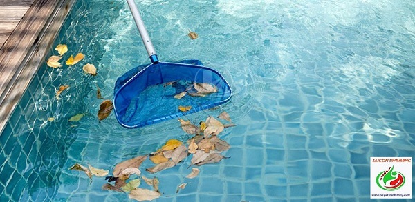 Cần vệ sinh hồ bơi đúng cách để tiết kiệm thời gian, chi phí